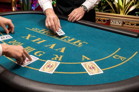 Baccarat spielen am Live-Tisch mit goldenen Spieler- und Bank-Feldern bei OnlySpins