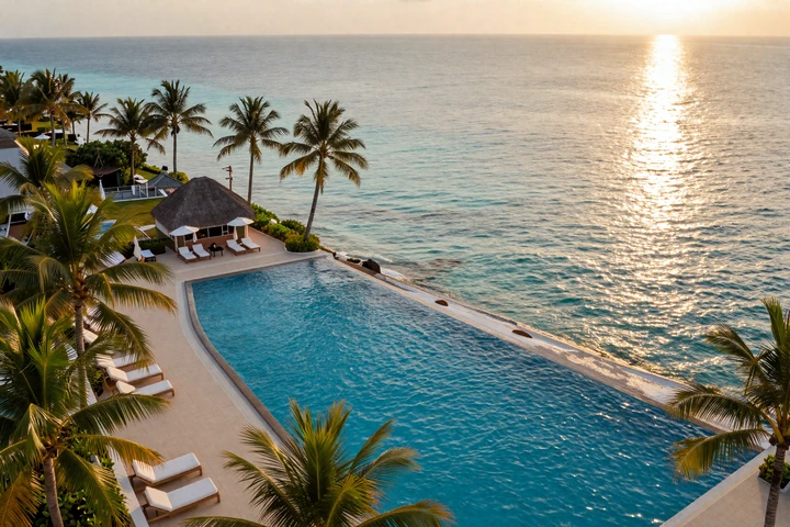 Luftaufnahme eines tropischen Luxus-Resorts mit Infinity-Pool und Palmen im goldenen Abendlicht, OnlySpins Markenwelt