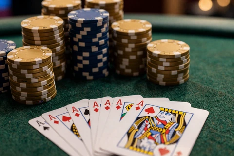 Poker online mit starker Hand und goldenen Chips im OnlySpins Live-Casino